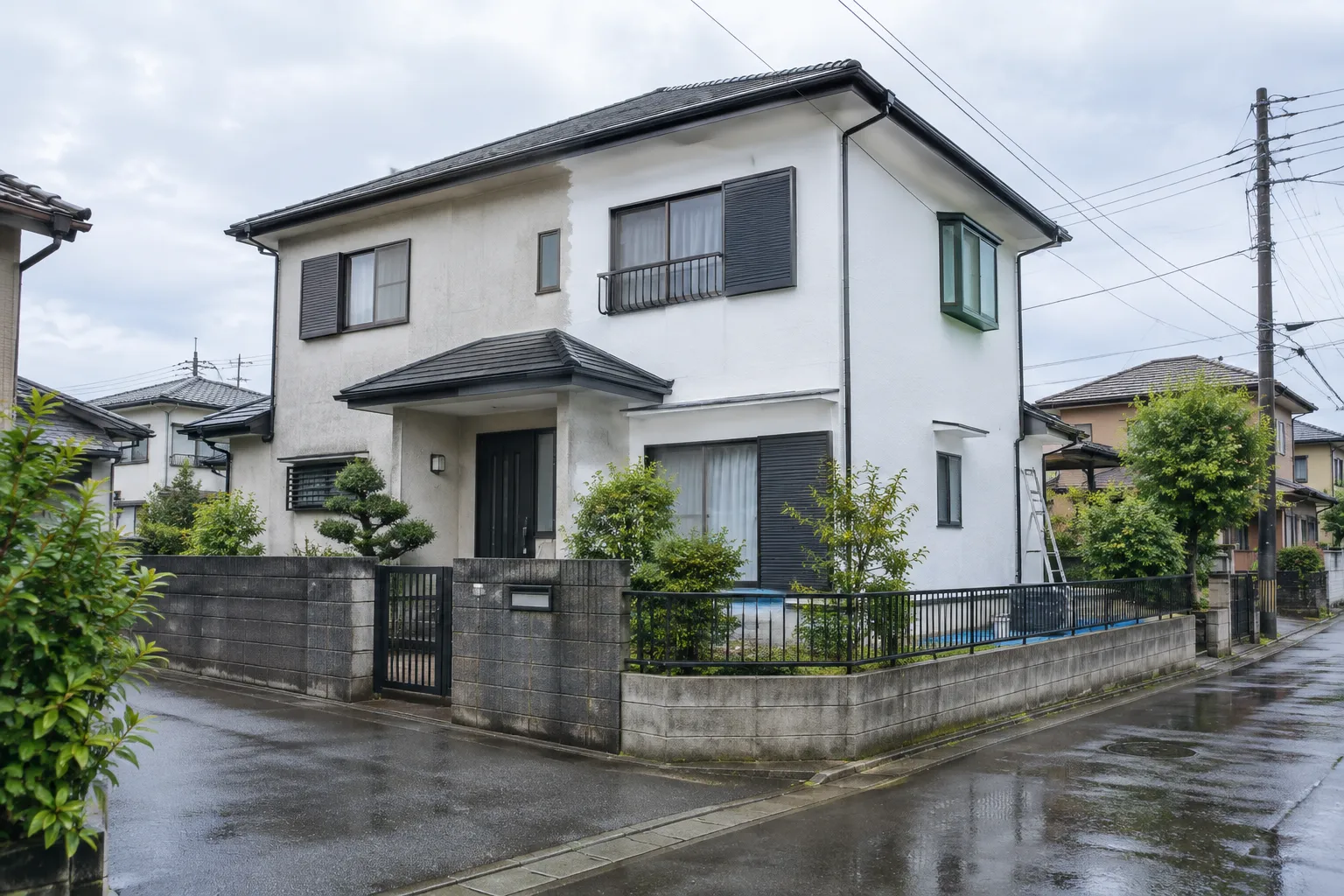 中央区の住宅の外壁を塗り替えている様子の写真