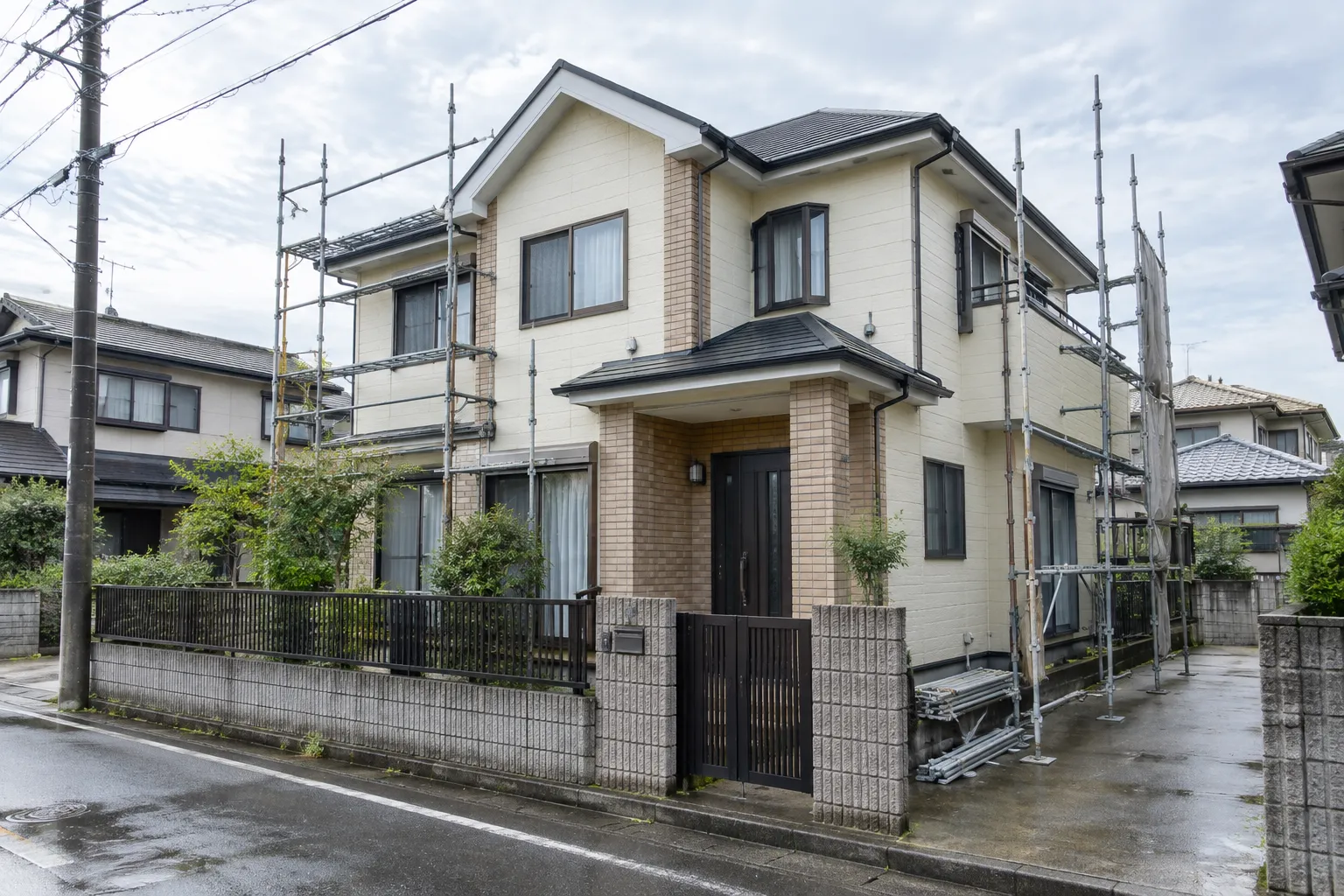 ふじみ野市の住宅の外壁を塗り替えている様子の写真