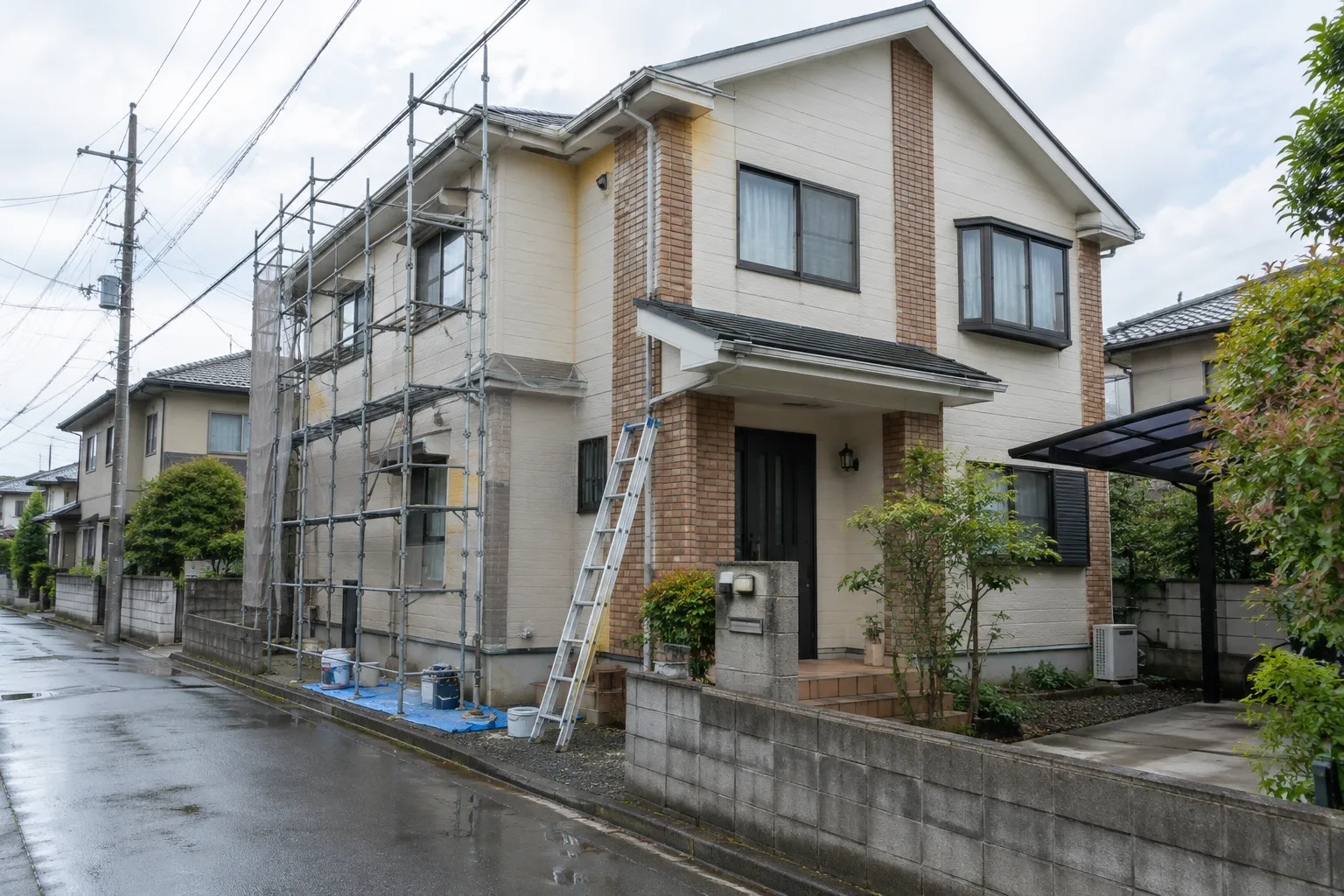 住宅の外壁を塗り替えている様子のイメージ（生成画像）