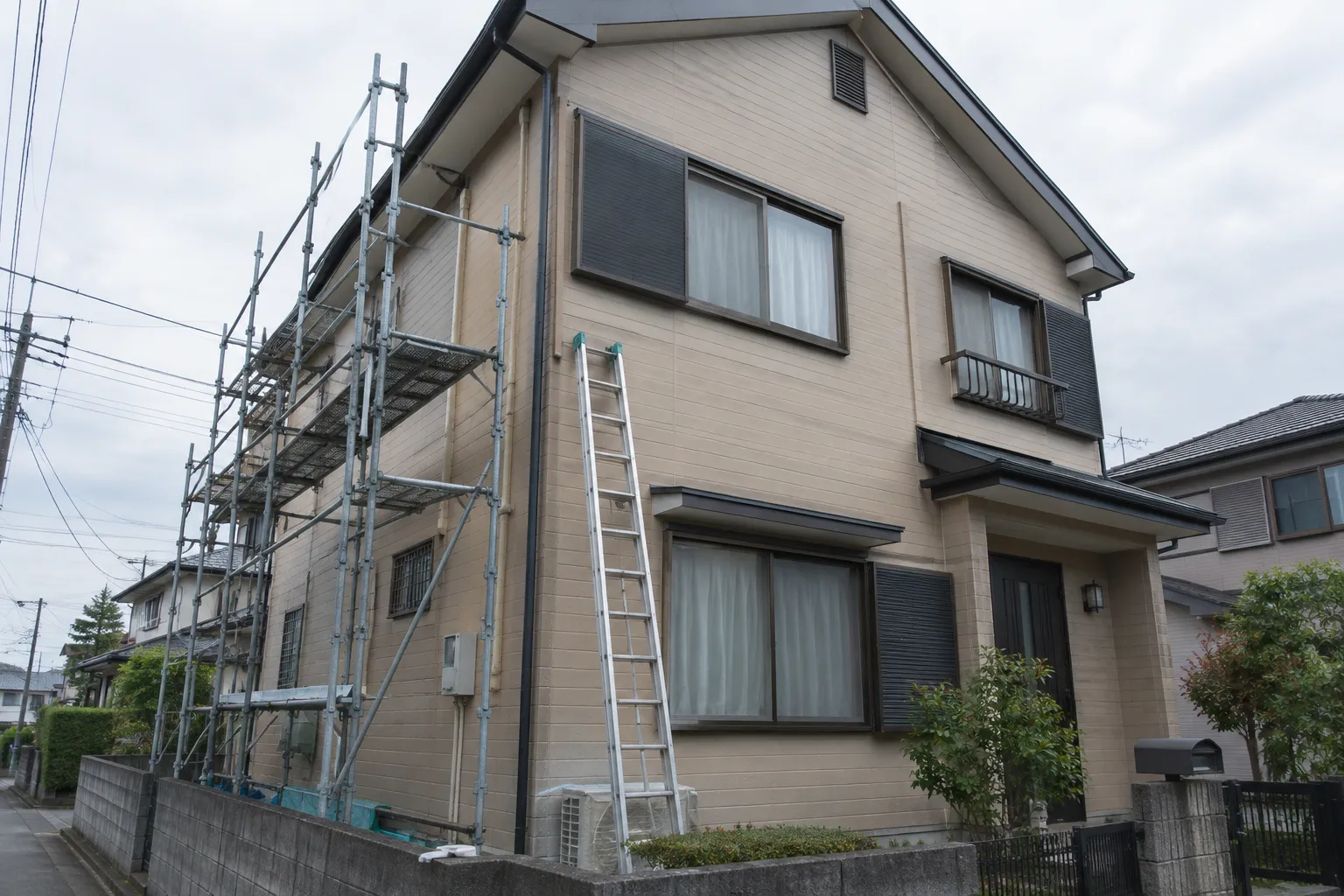 住宅の外壁を塗り替えている様子のイメージ（生成画像）