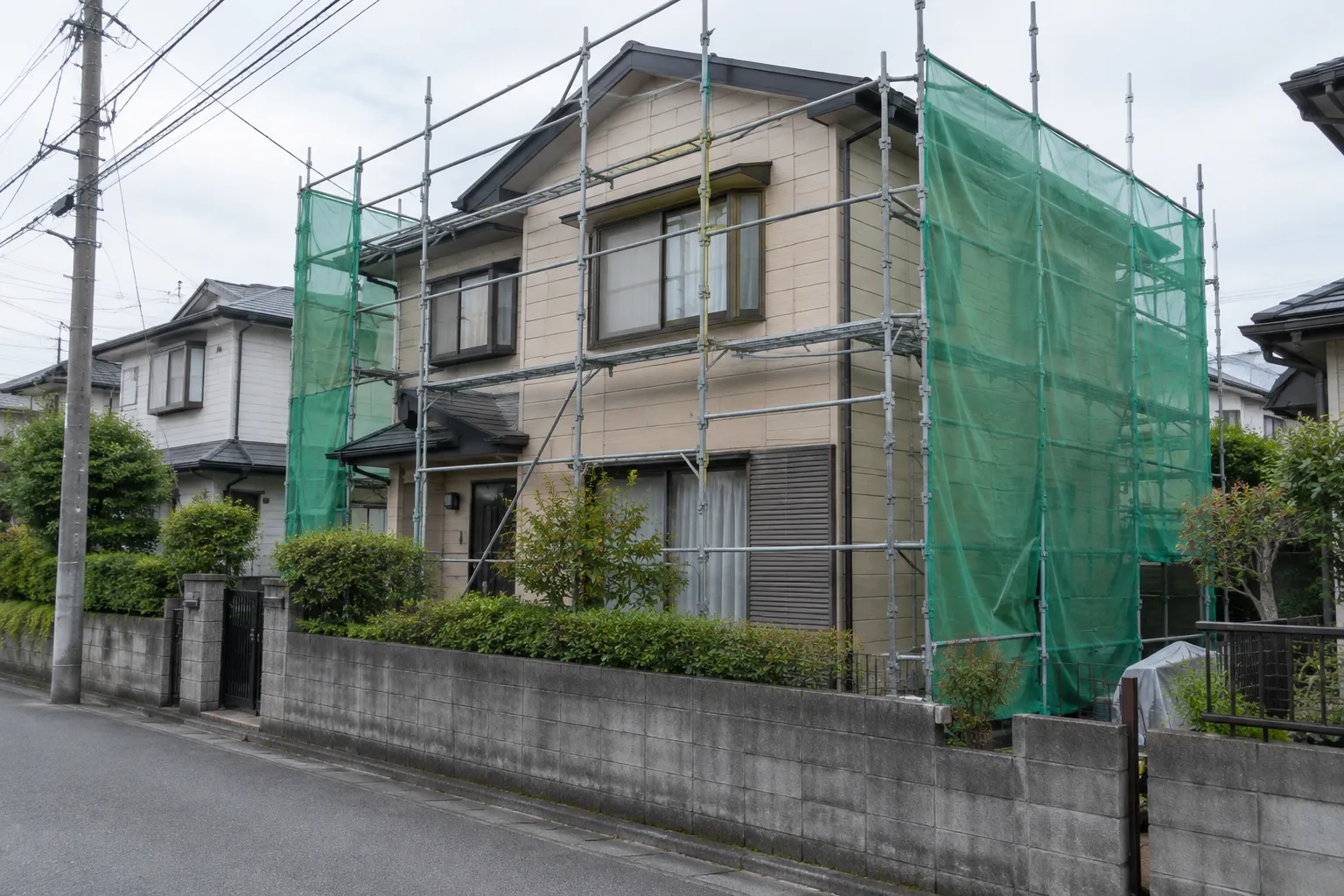 入間市の住宅の外壁を塗り替えている様子の写真