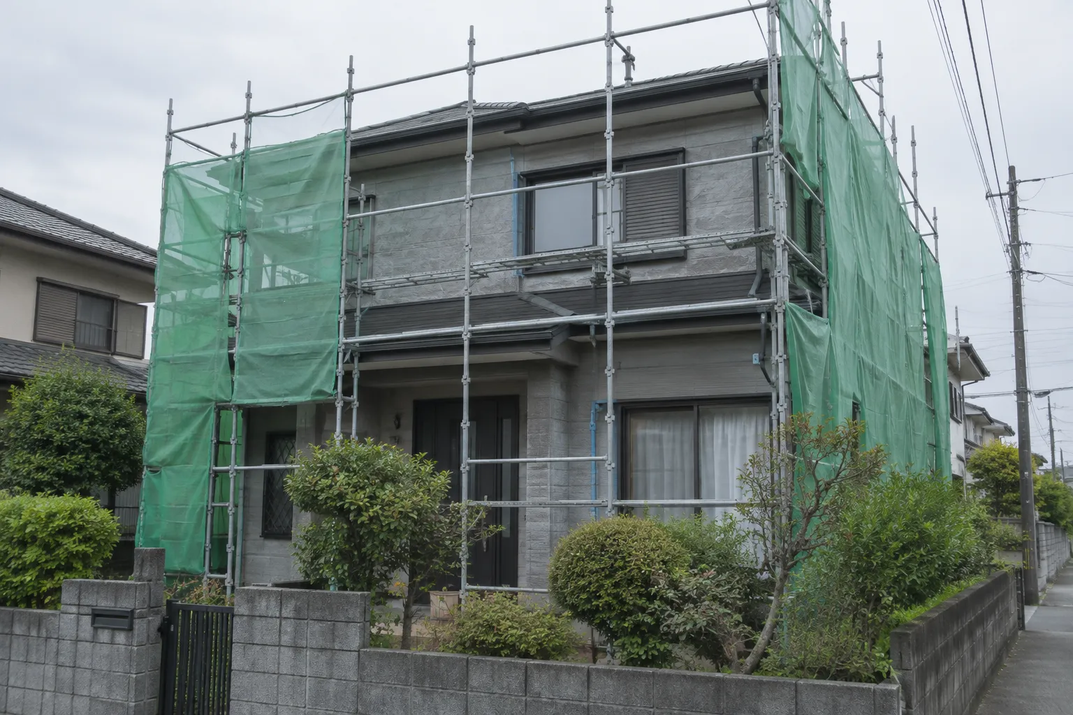 いすみ市の住宅の外壁を塗り替えている様子の写真