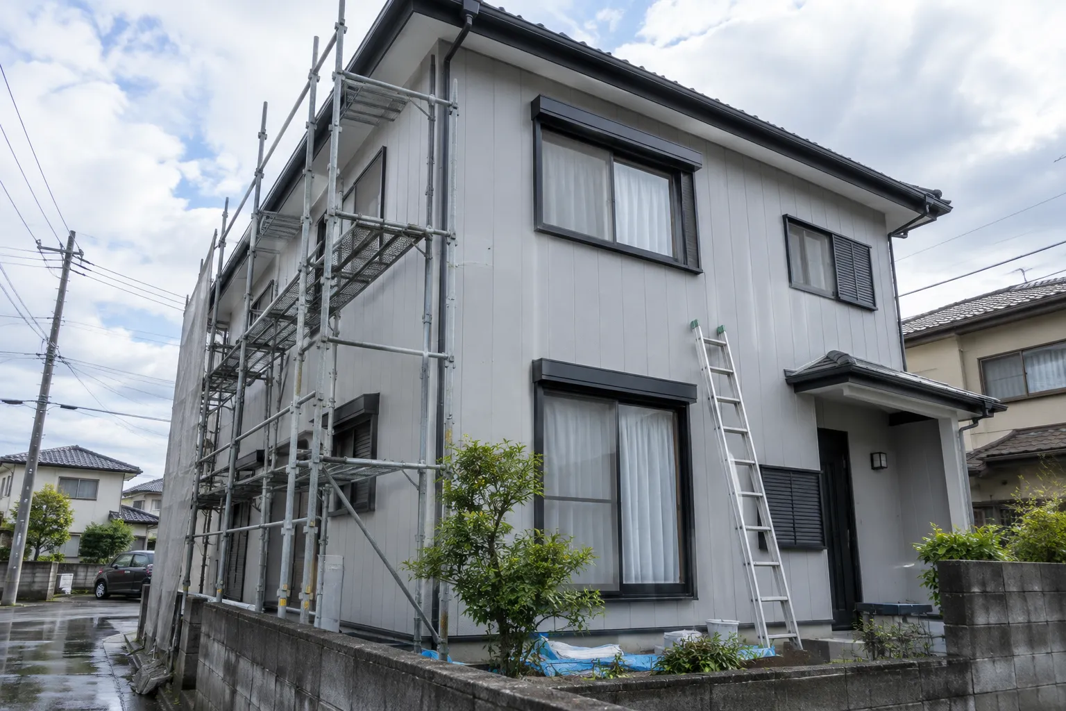 住宅の外壁を塗り替えている様子のイメージ（生成画像）