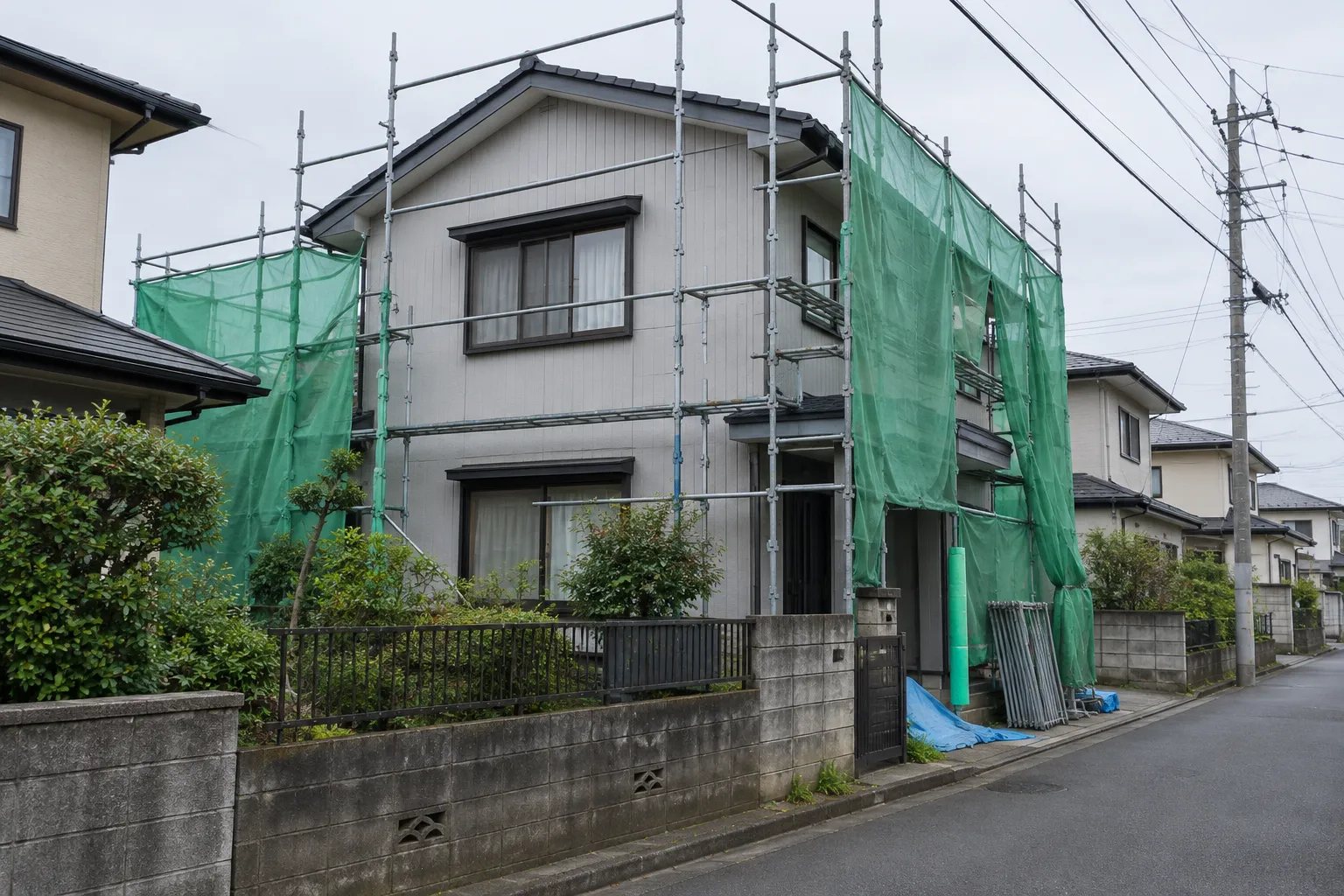 住宅の外壁を塗り替えている様子のイメージ（生成画像）