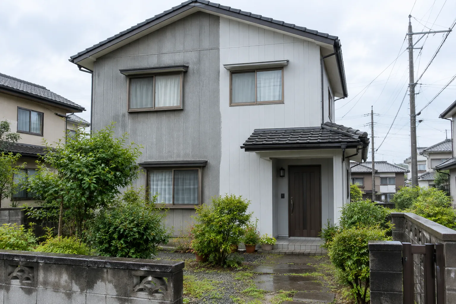 住宅の外壁を塗り替えている様子のイメージ（生成画像）