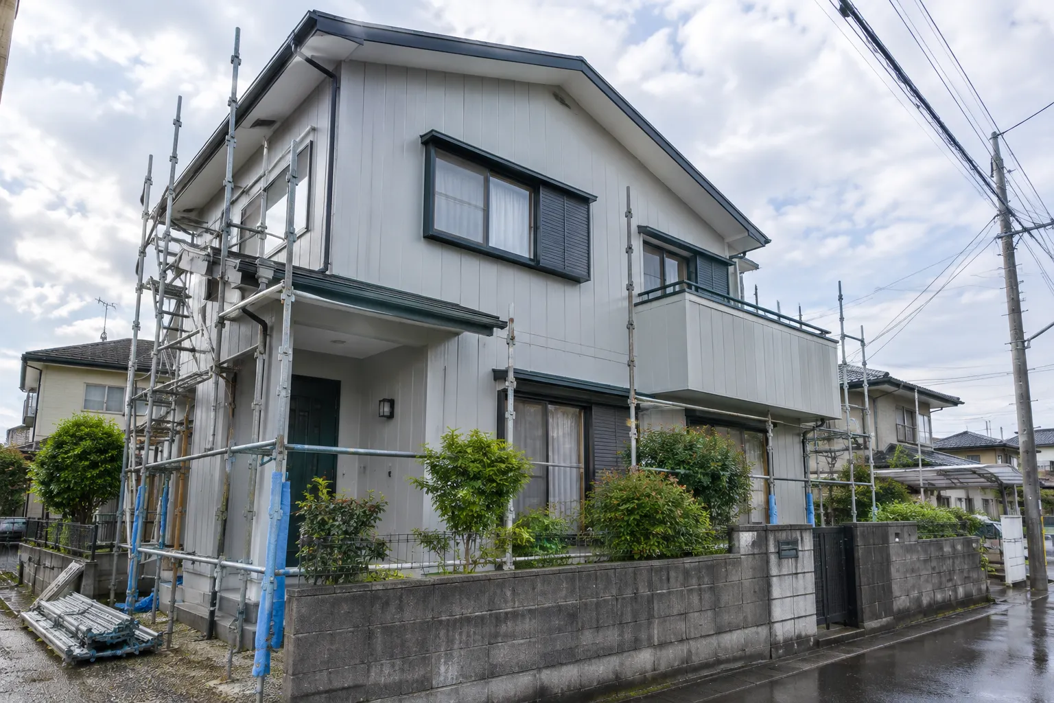 住宅の外壁を塗り替えている様子のイメージ（生成画像）
