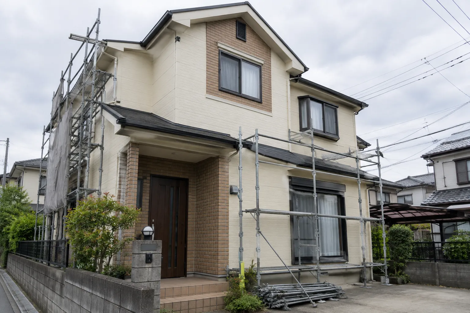 住宅の外壁を塗り替えている様子のイメージ（生成画像）