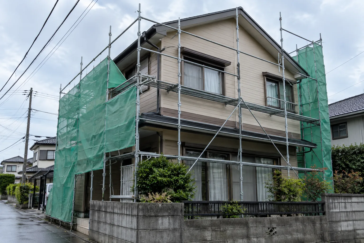 住宅の外壁を塗り替えている様子のイメージ（生成画像）