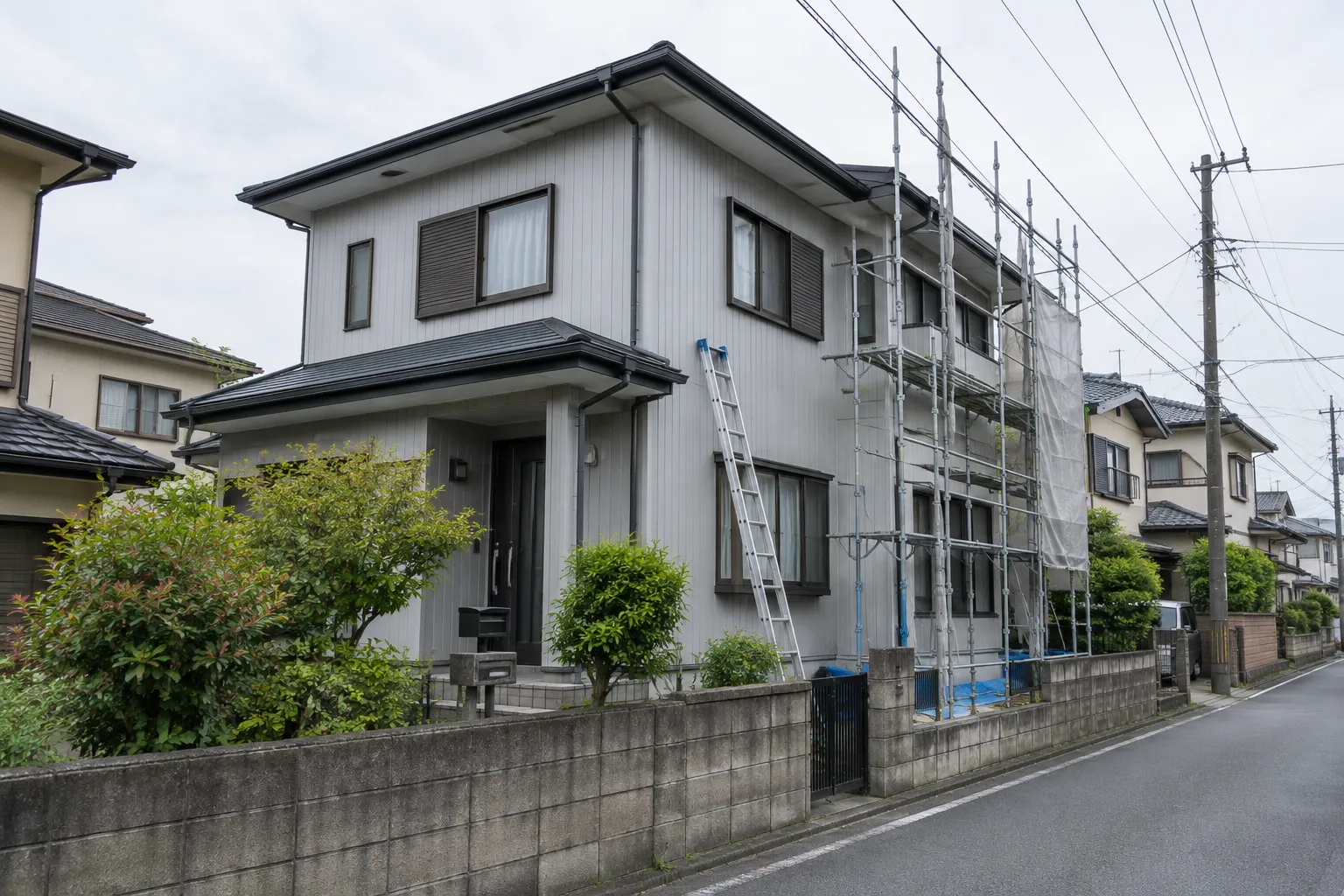 住宅の外壁を塗り替えている様子のイメージ（生成画像）