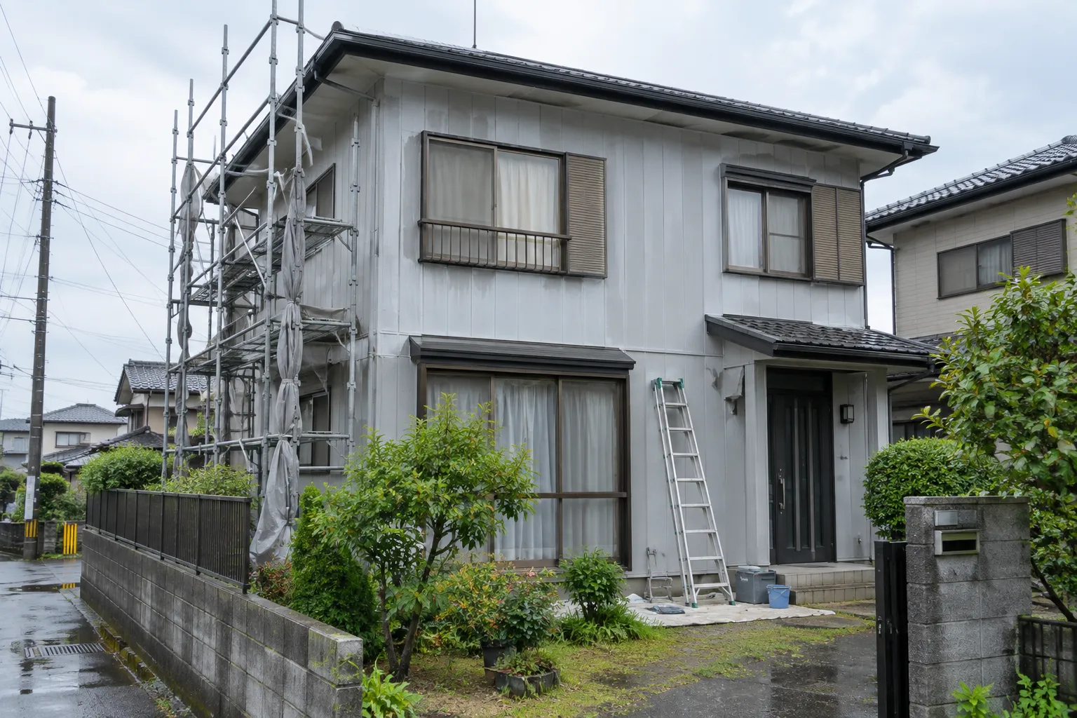 三郷市の住宅の外壁を塗り替えている様子の写真