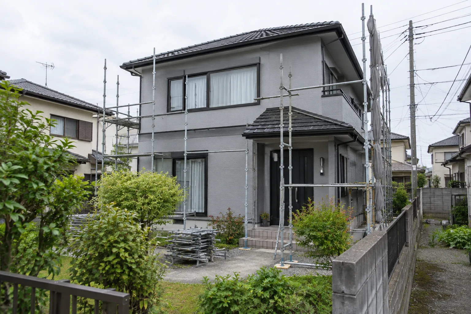 三浦市の住宅の外壁を塗り替えている様子の写真