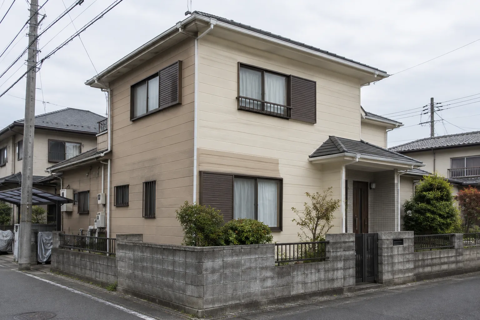 三浦市の住宅の外壁を塗り替えている様子の写真