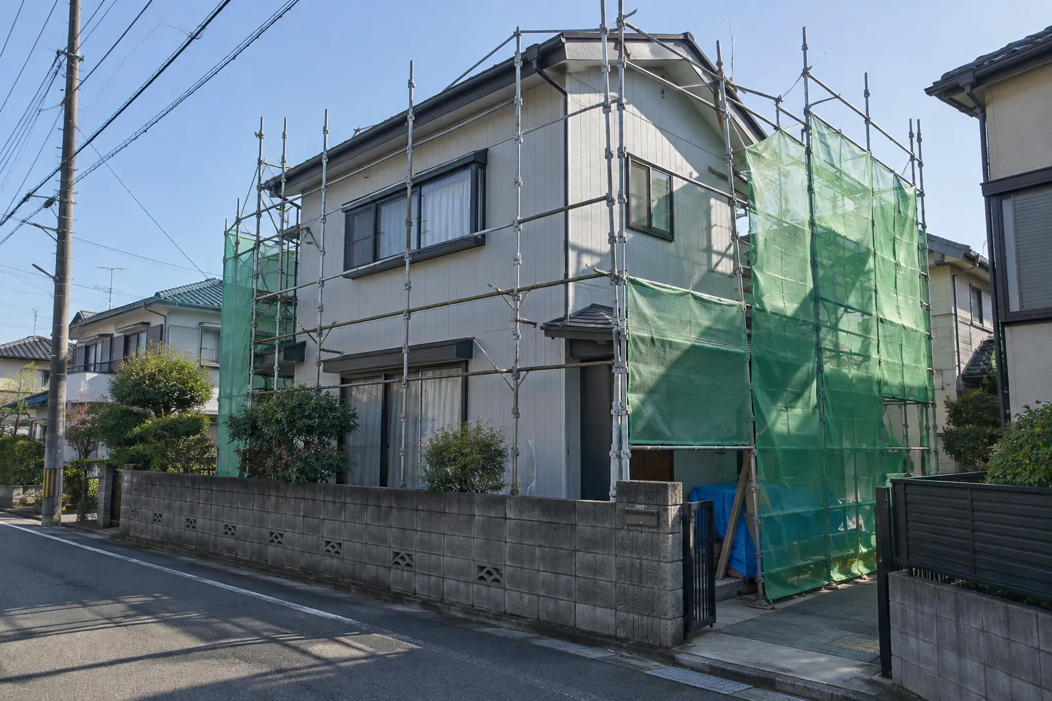 中野区の住宅の外壁を塗り替えている様子の写真