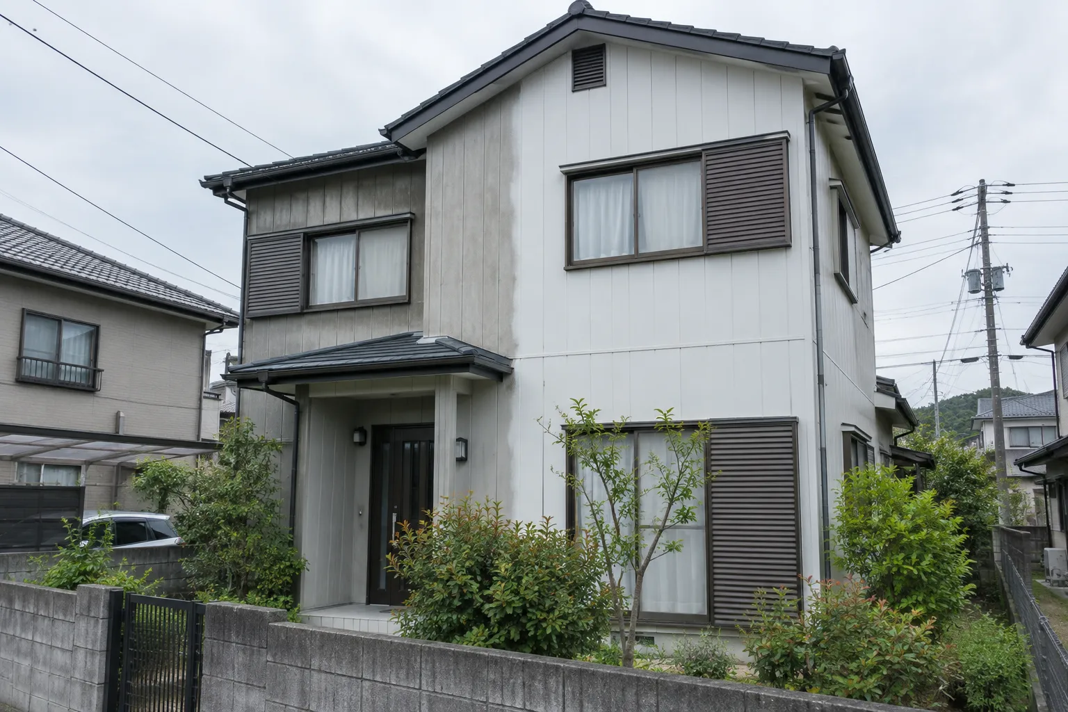 さいたま市の住宅の外壁を塗り替えている様子の写真