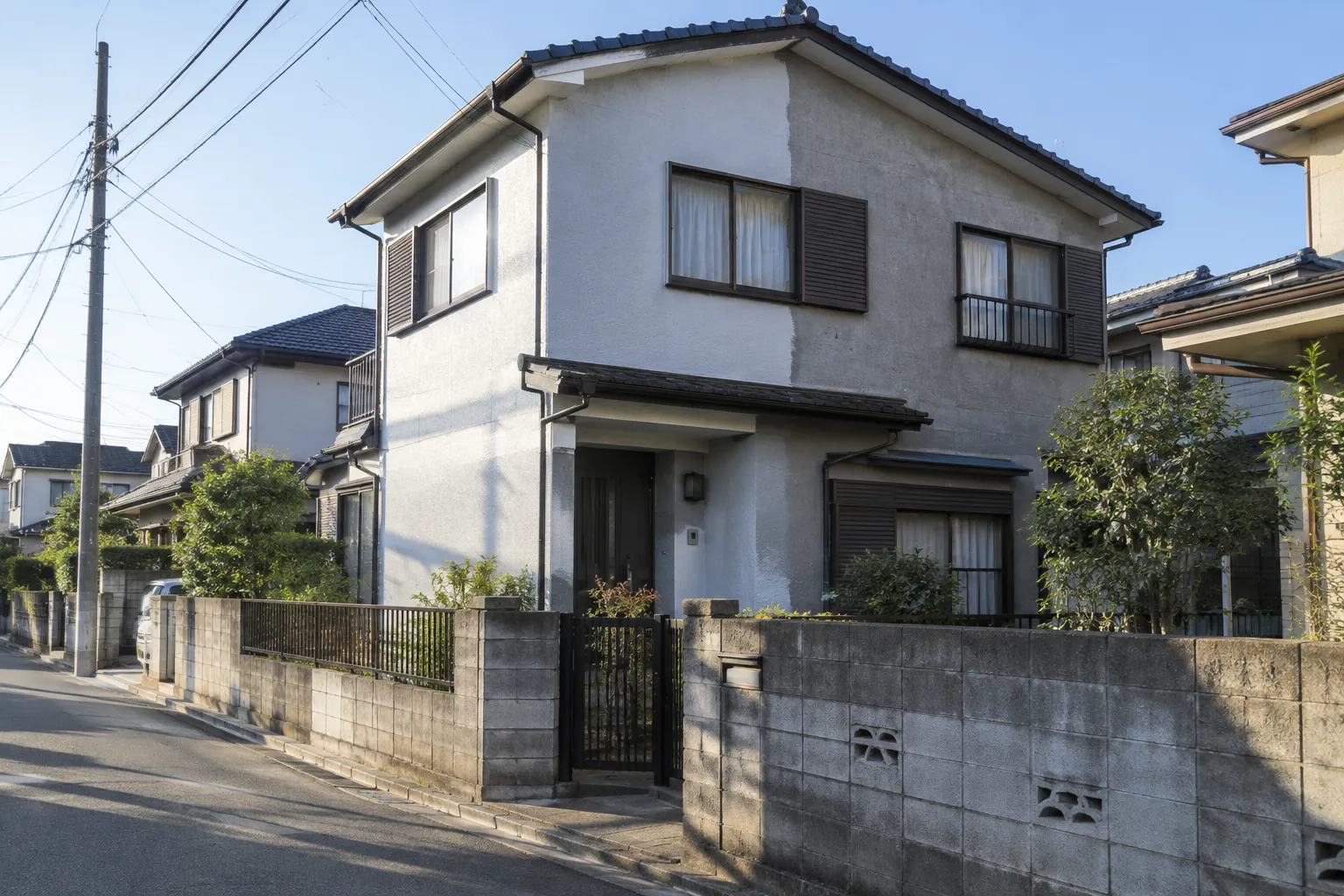 さいたま市の住宅の外壁を塗り替えている様子の写真
