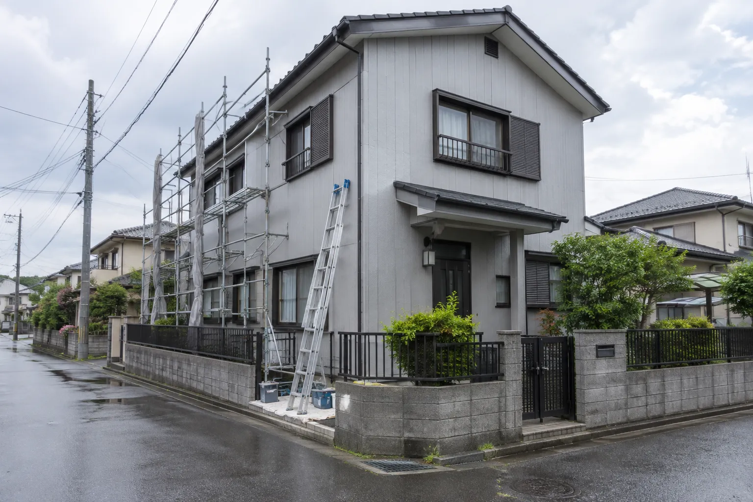 世田谷区の住宅の外壁を塗り替えている様子の写真