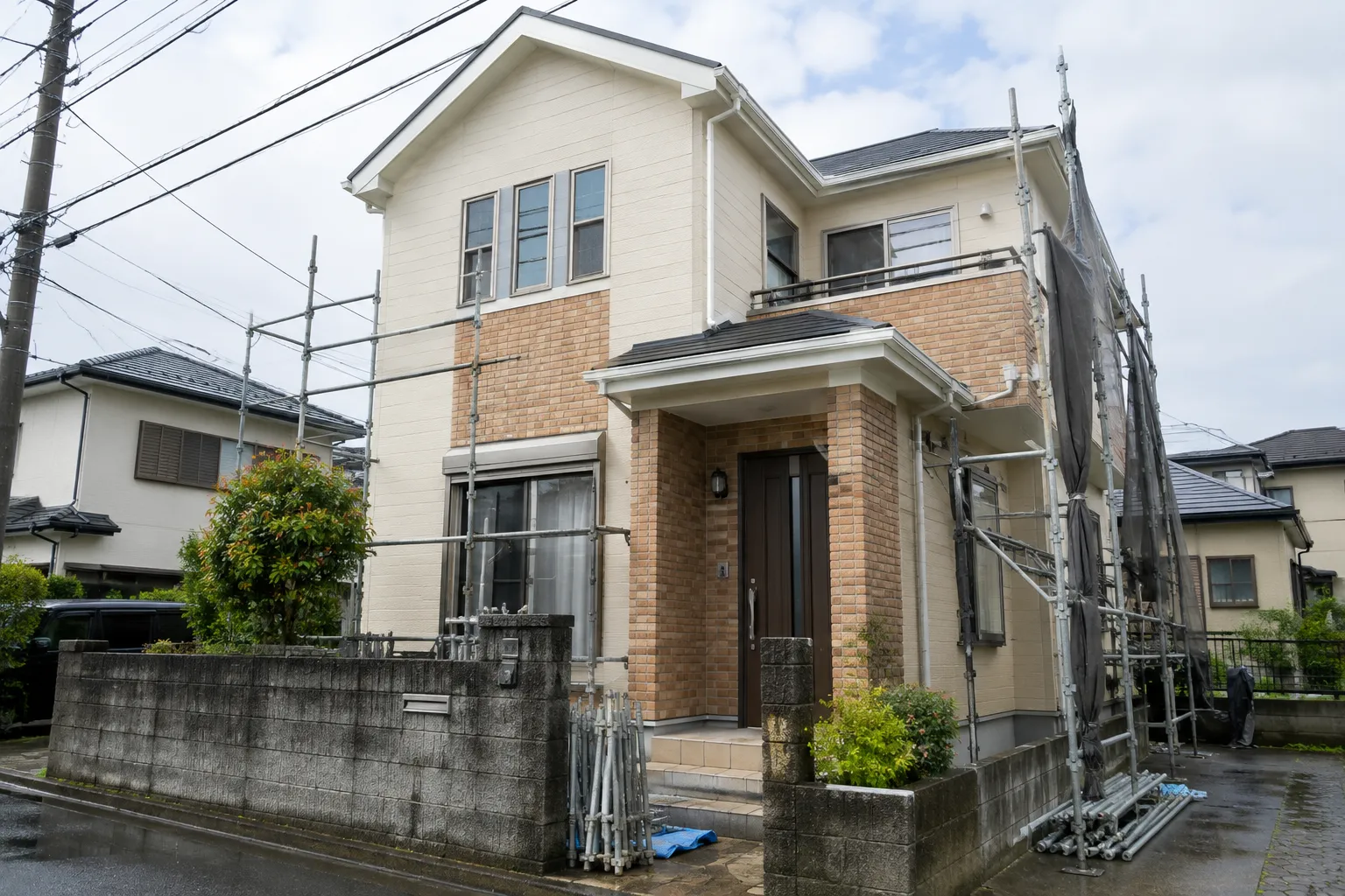 住宅の外壁を塗り替えている様子のイメージ（生成画像）