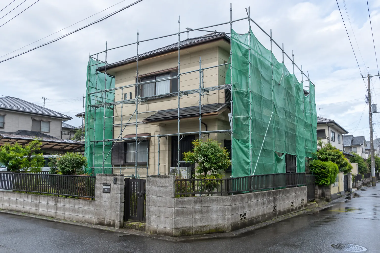 住宅の外壁を塗り替えている様子のイメージ（生成画像）