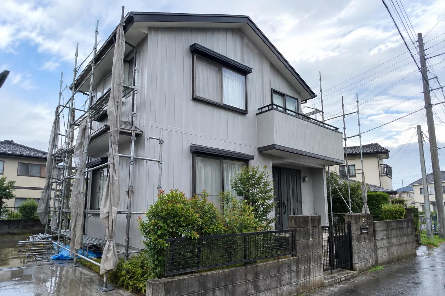 住宅の外壁を塗り替えている様子のイメージ（生成画像）