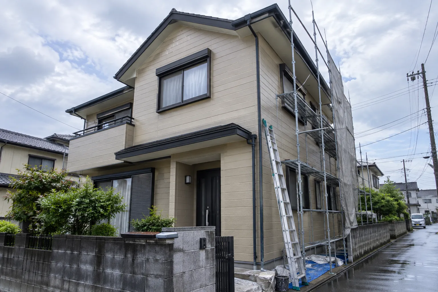 住宅の外壁を塗り替えている様子のイメージ（生成画像）