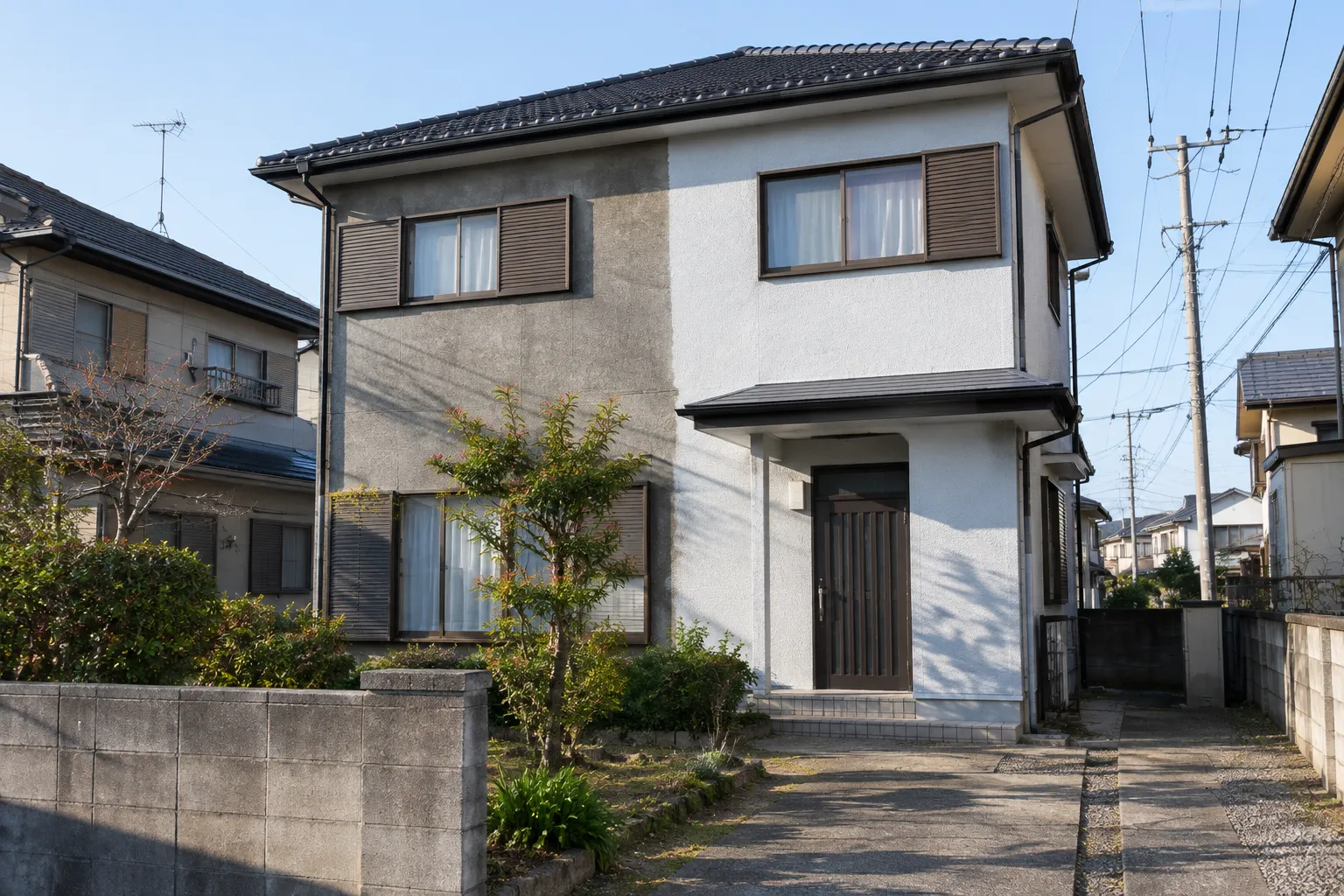 八千代市の住宅の外壁を塗り替えている様子の写真