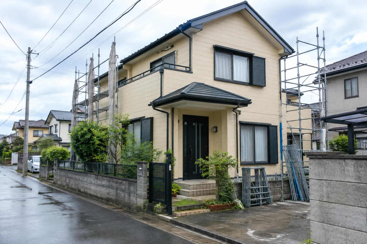 住宅の外壁を塗り替えている様子のイメージ（生成画像）