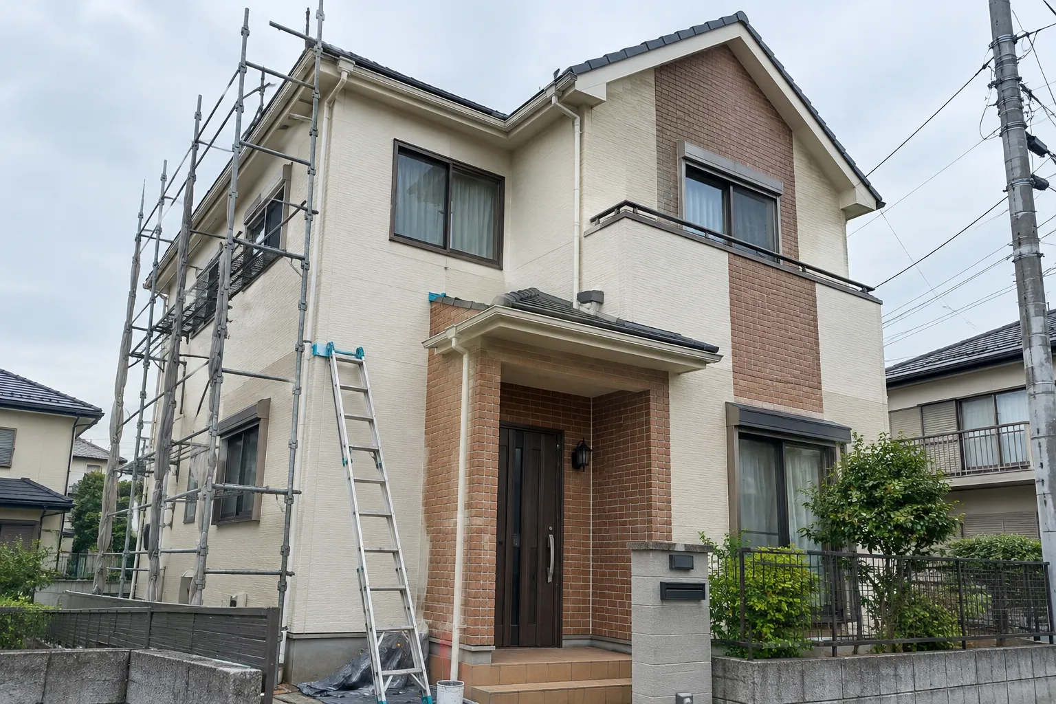 住宅の外壁を塗り替えている様子のイメージ（生成画像）