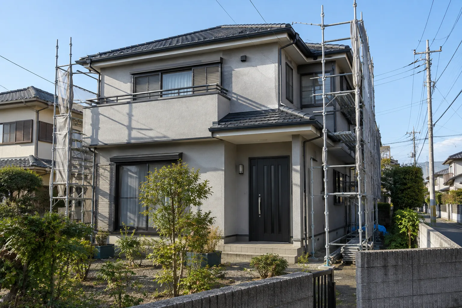 住宅の外壁を塗り替えている様子のイメージ（生成画像）